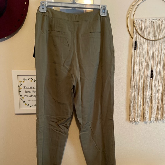 LULUs trousers. The cutest forest green pants. - Picture 4 of 4